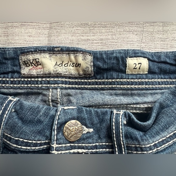 BKE Addison Women’s Capri Jeans Size 27 Medium Wash Distressed Hem - Picture 4 of 6